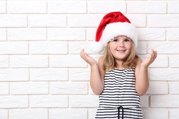 Menina Santa Chapéu Fundo Parede Tijolo — Fotografia de Stock