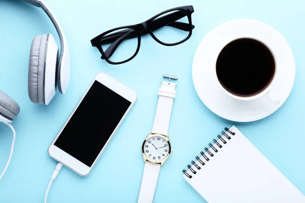 Smartphone Avec Écouteurs Tasse Café Ordinateur Portable Lunettes Sur Fond — Photo