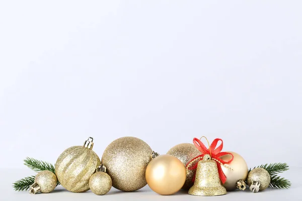 灰色背景的金黄圣诞节装饰 — 图库照片