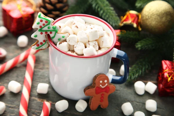 Cappuccino Mit Eibisch Becher Und Lebkuchen Auf Holztisch — Stockfoto