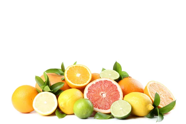 白い背景に分離された緑の葉に柑橘系の果物 — ストック写真