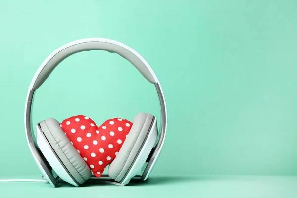 Fones Ouvido Brancos Com Coração Tecido Vermelho Fundo Hortelã — Fotografia de Stock