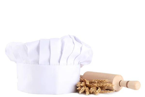 小麦の耳と白い背景の麺棒のシェフの帽子 — ストック写真