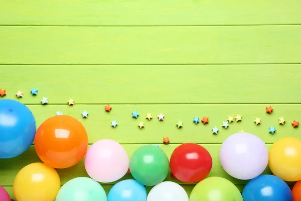 Balões Coloridos Com Estrelas Papel Mesa Madeira Verde — Fotografia de Stock