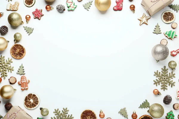 Decoraciones Navideñas Con Galletas Jengibre Sobre Fondo Blanco —  Fotos de Stock