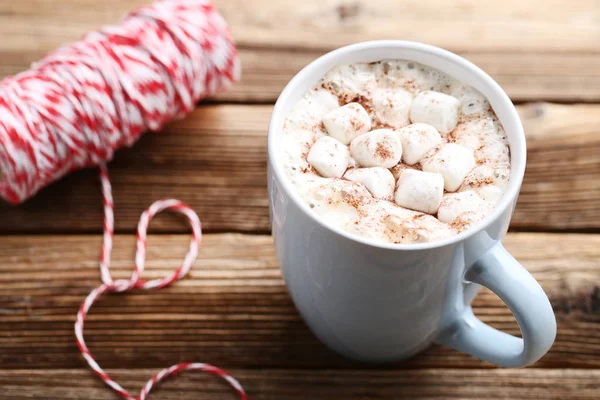 Cappuccino Con Malvaviscos Taza Con Cuerda Roja Sobre Mesa Madera — Foto de Stock