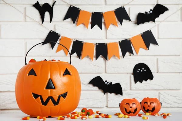 Callos Caramelo Halloween Cubos Calabaza Sobre Fondo Pared Ladrillo — Foto de Stock