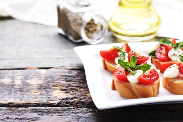 Bruschetta Con Mozzarella Pomodori Foglie Basilico Sul Tavolo Legno Grigio — Foto Stock