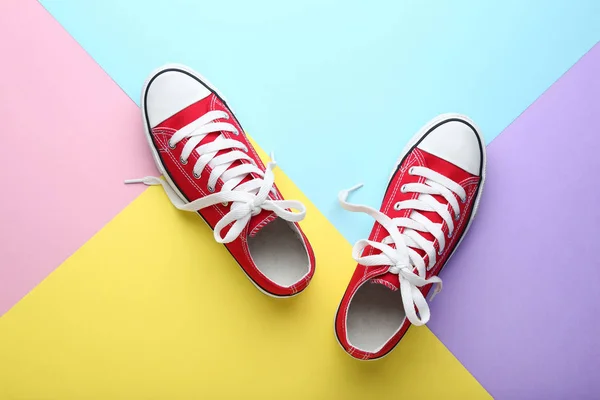 Çift Renkli Arka Plan Üzerinde Kırmızı Spor Ayakkabı — Stok fotoğraf