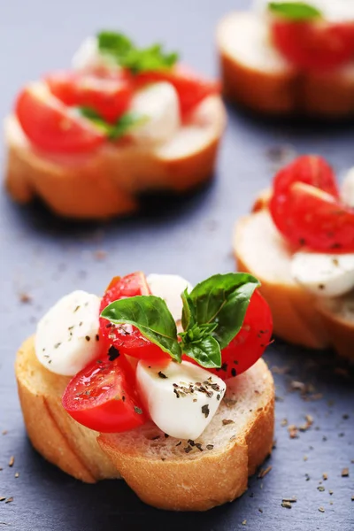 Bruschetta Com Mussarela Tomates Folhas Manjericão — Fotografia de Stock