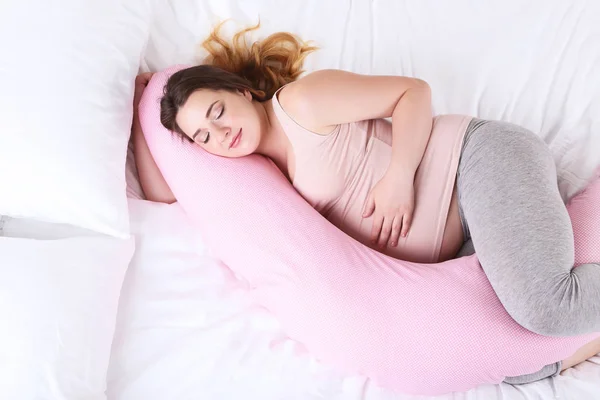 Молодая Беременная Женщина Розовой Подушкой Спит Постели — стоковое фото