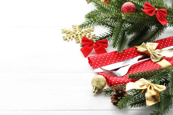 Μαχαιροπίρουνα Κουζίνα Χαρτοπετσέτα Και Χριστουγεννιάτικες Διακοσμήσεις Ξύλινο Τραπέζι — Φωτογραφία Αρχείου