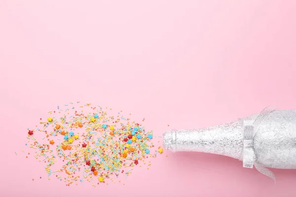 Μπουκάλι Σαμπάνιας Πολύχρωμα Ψεκάζει Ροζ Φόντο — Φωτογραφία Αρχείου