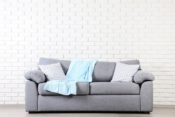 Sofá Cinza Moderno Com Travesseiros Xadrez Fundo Parede Tijolo — Fotografia de Stock