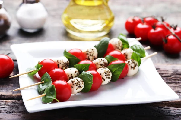 Stokken Met Mozzarella Tomaten Basilicum Blaadjes Houten Tafel — Stockfoto