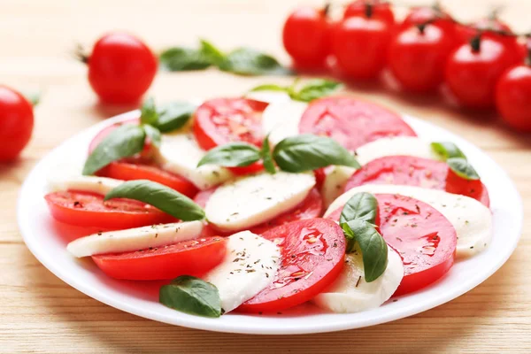 Mozzarella Tomates Folhas Manjericão Mesa Madeira Marrom — Fotografia de Stock