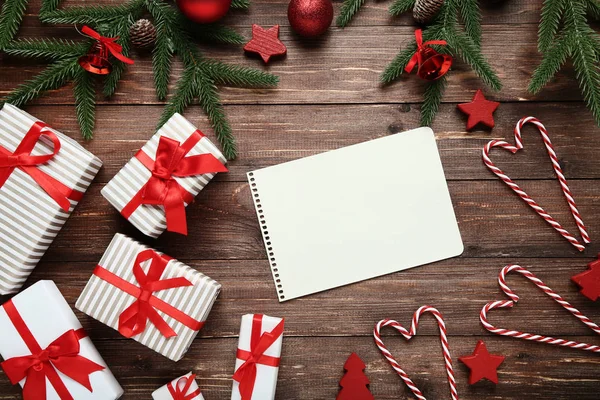 クリスマスの装飾のギフト ボックス 用紙の空白のシートを — ストック写真