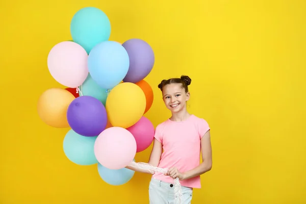 Menina Bonita Com Balões Coloridos Fundo Amarelo — Fotografia de Stock