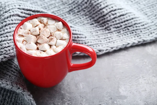 Cappuccino Mit Marshmallows Tasse Und Strickschal Auf Grauem Holz — Stockfoto