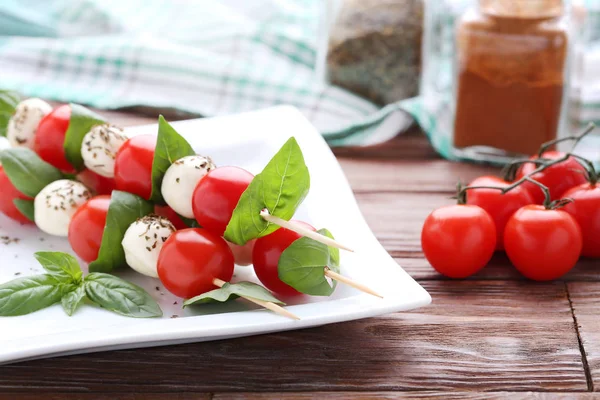 Stokken Met Mozzarella Tomaten Basilicum Blaadjes Bruin Houten Tafel — Stockfoto