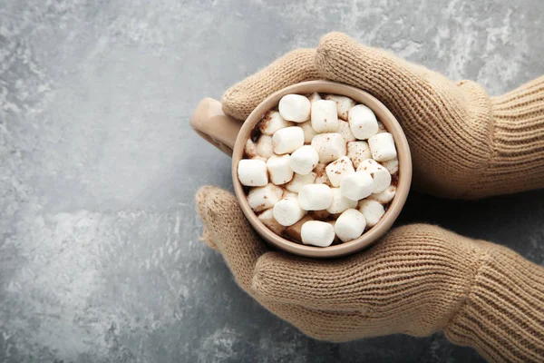 Weibliche Hände Halten Eine Tasse Cappuccino Mit Marshmallow — Stockfoto