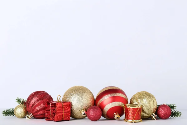 Kleurrijke Kerstdecoraties Grijze Achtergrond — Stockfoto