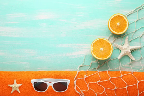 木桌上有海星和橘子水果的夏季配饰 — 图库照片
