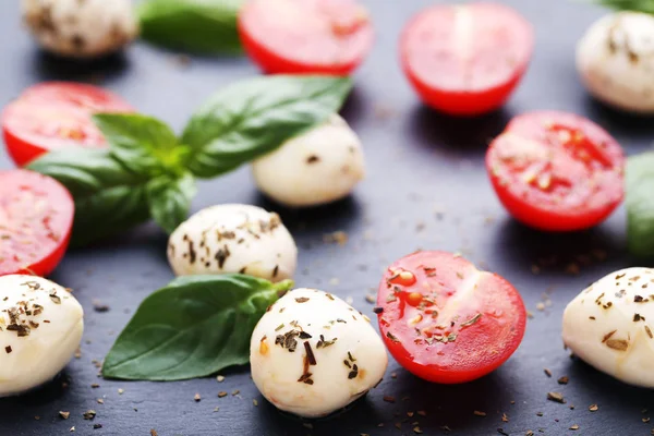 Mozzarella Tomates Hojas Albahaca Sobre Fondo Gris — Foto de Stock