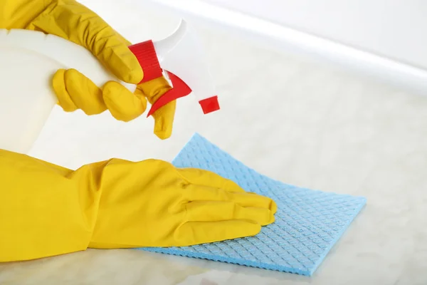 Handen Handschoenen Met Spons Fles Wasmiddel Schoonmaak Keukentafel — Stockfoto