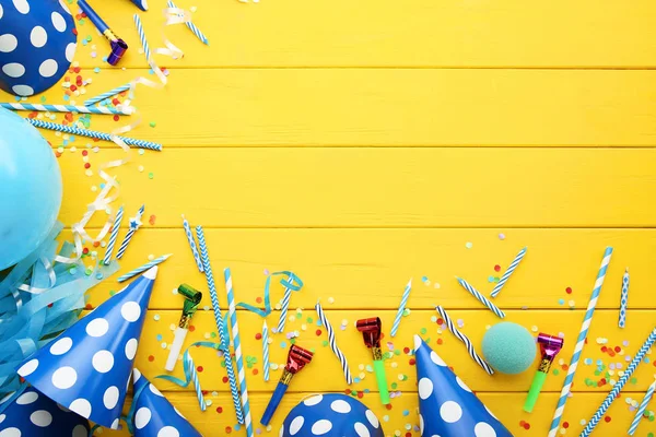 Gorras Papel Cumpleaños Con Pajitas Velas Sobre Mesa Madera Amarilla —  Fotos de Stock