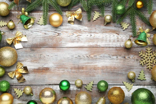 Fir Tree Takken Met Kerstversiering Houten Tafel — Stockfoto