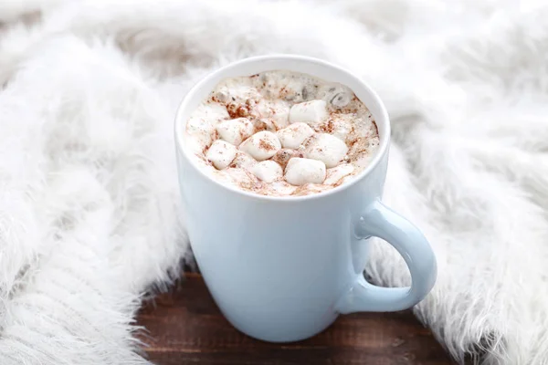 Cappuccino Mit Marshmallows Tasse Und Schal — Stockfoto