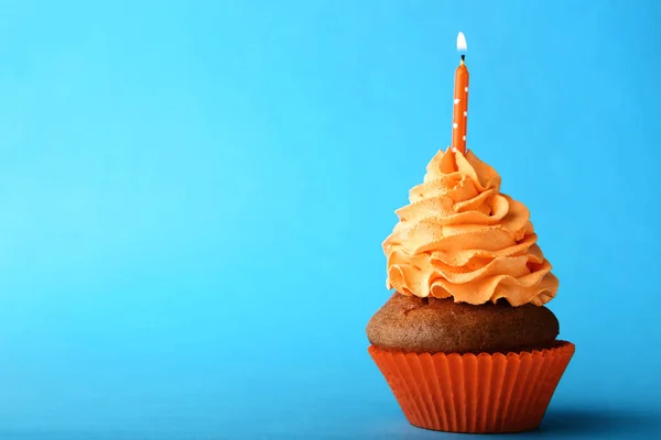 Bolo Saboroso Com Vela Fundo Azul — Fotografia de Stock