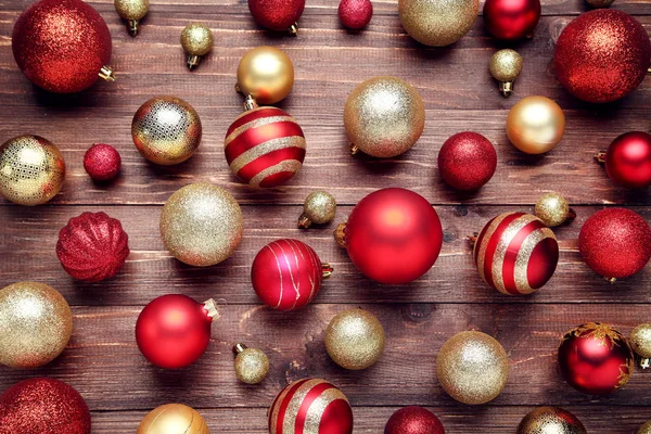 Rode Gouden Kerstballen Houten Tafel — Stockfoto