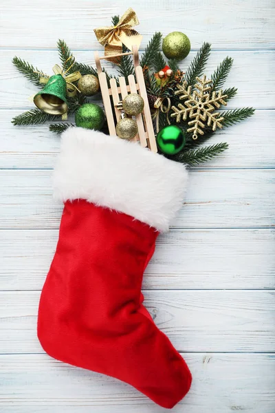 Κόκκινη Κάλτσα Κλαδιά Ελάτου Και Διακοσμήσεις Χριστουγέννων Ξύλινο Τραπέζι — Φωτογραφία Αρχείου