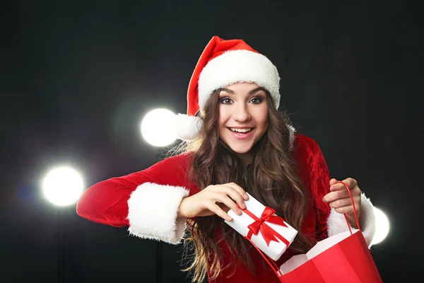 Jonge Vrouw Rode Kerst Kostuum Holding Boodschappentassen Geschenkdoos — Stockfoto