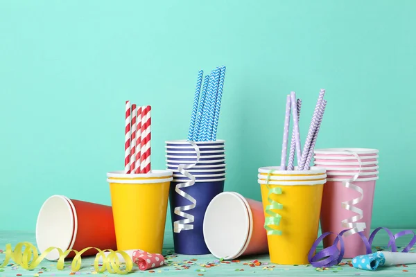 Coloridas Tazas Papel Con Pajitas Confeti Sobre Fondo Menta —  Fotos de Stock