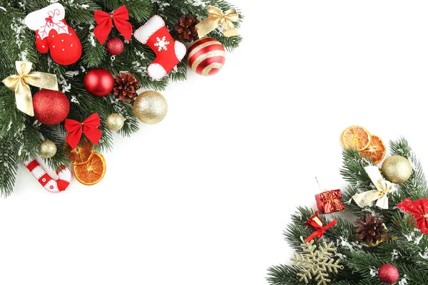 Spar Kerstboom Takken Met Kerstballen Witte Achtergrond — Stockfoto