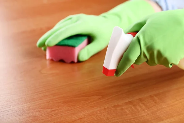 Ręce Rękawiczkach Gąbki Butelkę Detergentów Czyszczących Stół Kuchenny — Zdjęcie stockowe