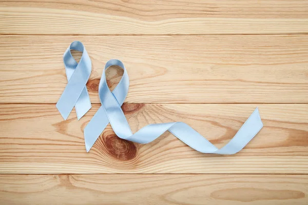 Cinta Azul Sobre Mesa Madera Marrón Concepto Cáncer Próstata — Foto de Stock