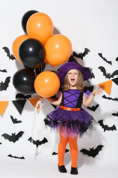 Chica Joven Traje Halloween Con Globos Sobre Fondo Blanco — Foto de Stock