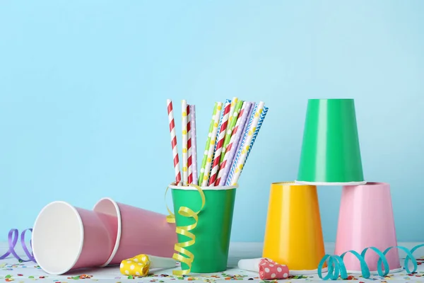 Coloridas Tazas Papel Con Pajitas Con Confeti Sobre Fondo Azul —  Fotos de Stock