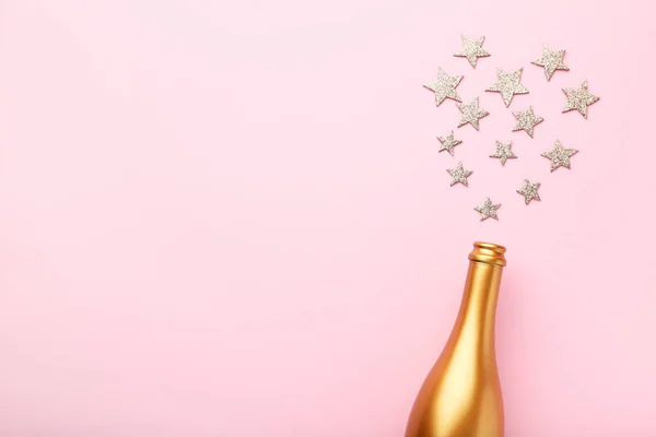ピンクの背景の星とシャンパン ボトルの装飾 — ストック写真