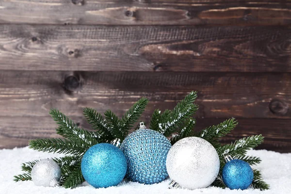 Kerstversiering Met Fir Boomtakken Houten Achtergrond — Stockfoto