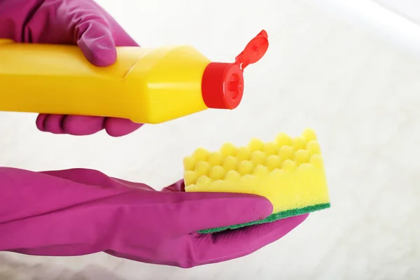 Handen Handschoenen Met Spons Fles Wasmiddel Schoonmaak Keukentafel — Stockfoto