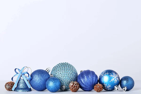 Decorações Natal Com Cones Fundo Cinza — Fotografia de Stock