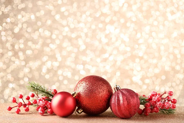 Kerstballen Met Spar Takken Achtergrond Bokeh — Stockfoto