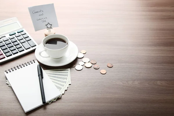 Napis Towarów Usług Podatku Kubkiem Kawy Notebook Banknotów Monet — Zdjęcie stockowe