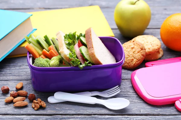 学校午餐盒配三明治和蔬菜在木桌上 — 图库照片