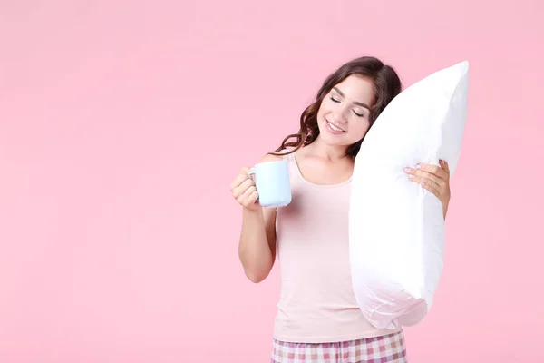 Hermosa Chica Sosteniendo Taza Almohada Blanca Sobre Fondo Rosa — Foto de Stock